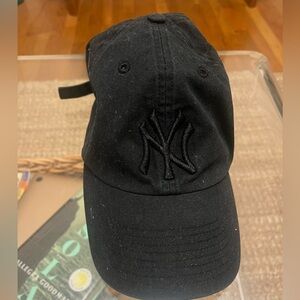 Black NY Yankees Logo Baseball Cap